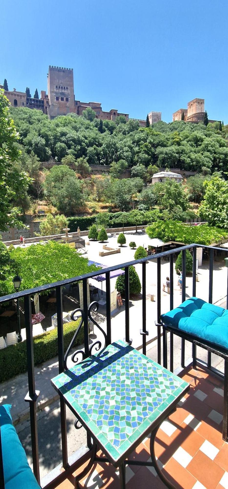The Nasrid Palace From Your Bed ! Granada Bagian luar foto