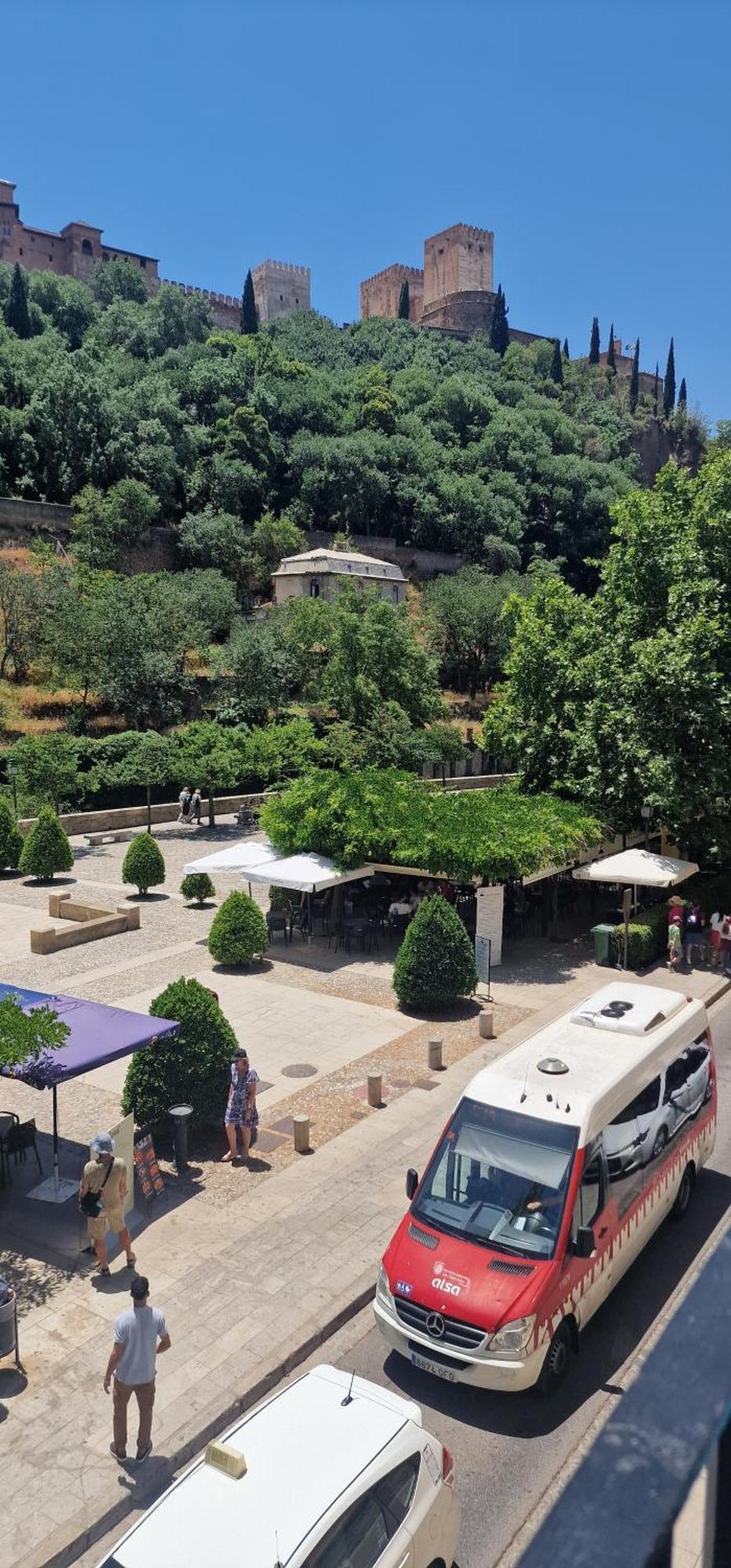 The Nasrid Palace From Your Bed ! Granada Bagian luar foto