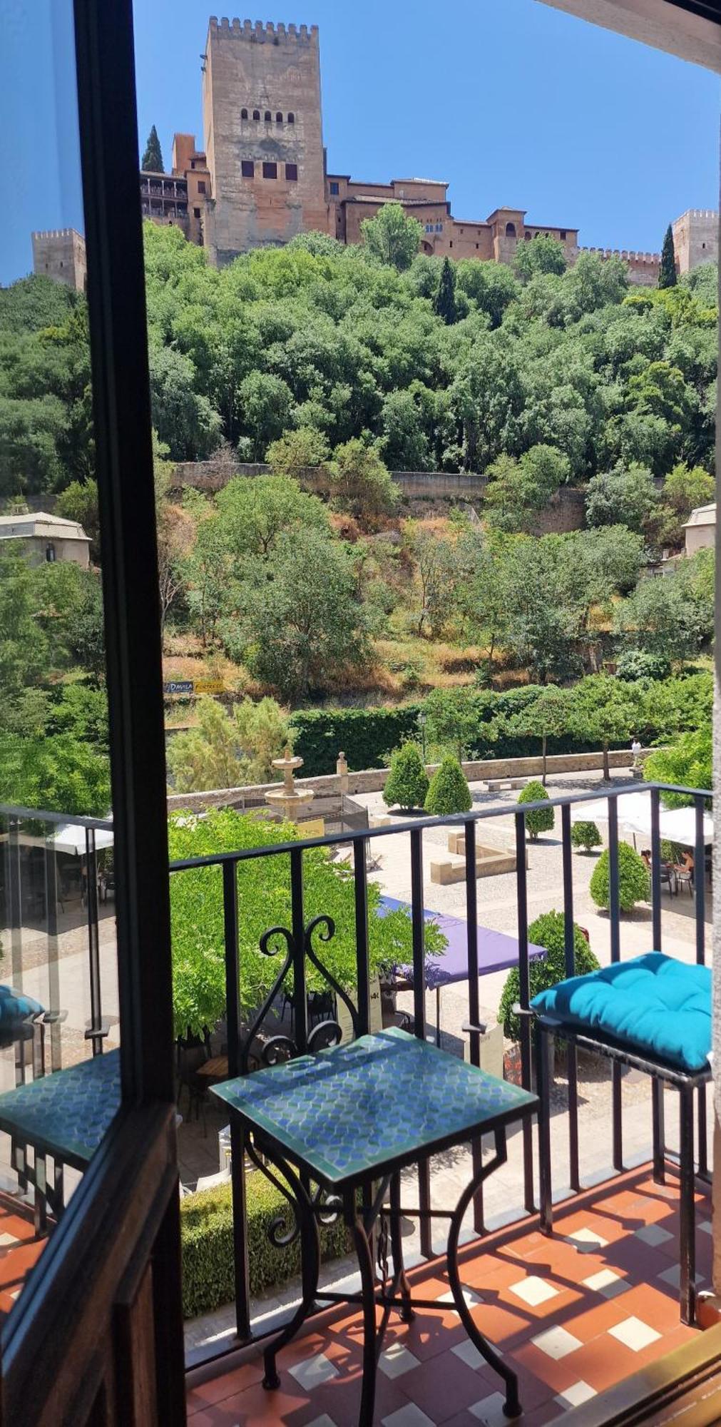 The Nasrid Palace From Your Bed ! Granada Bagian luar foto