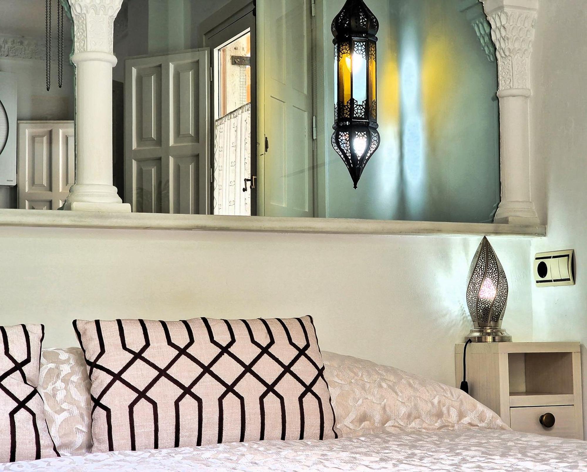 The Nasrid Palace From Your Bed ! Granada Bagian luar foto