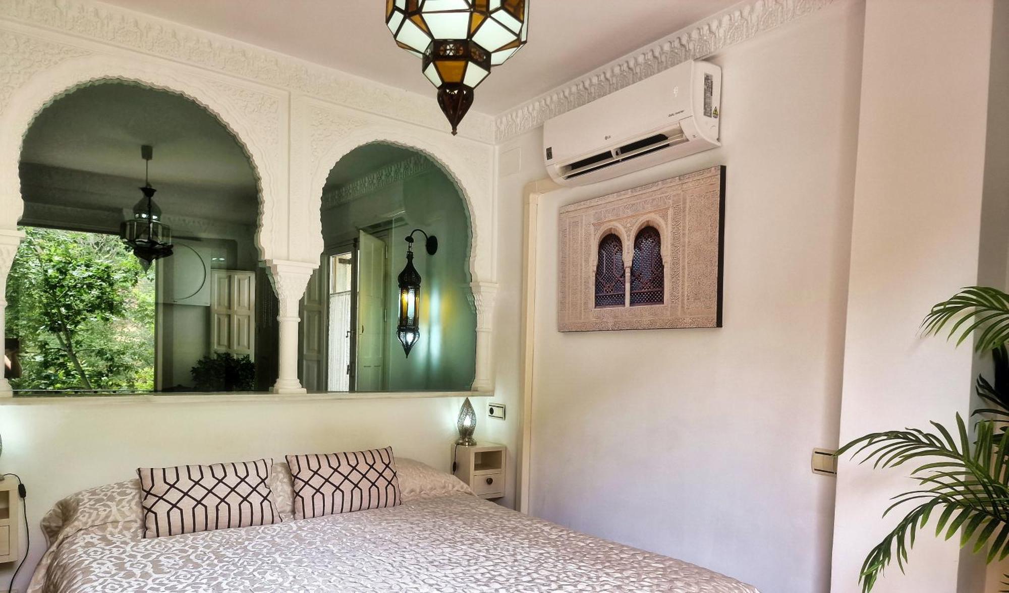 The Nasrid Palace From Your Bed ! Granada Bagian luar foto