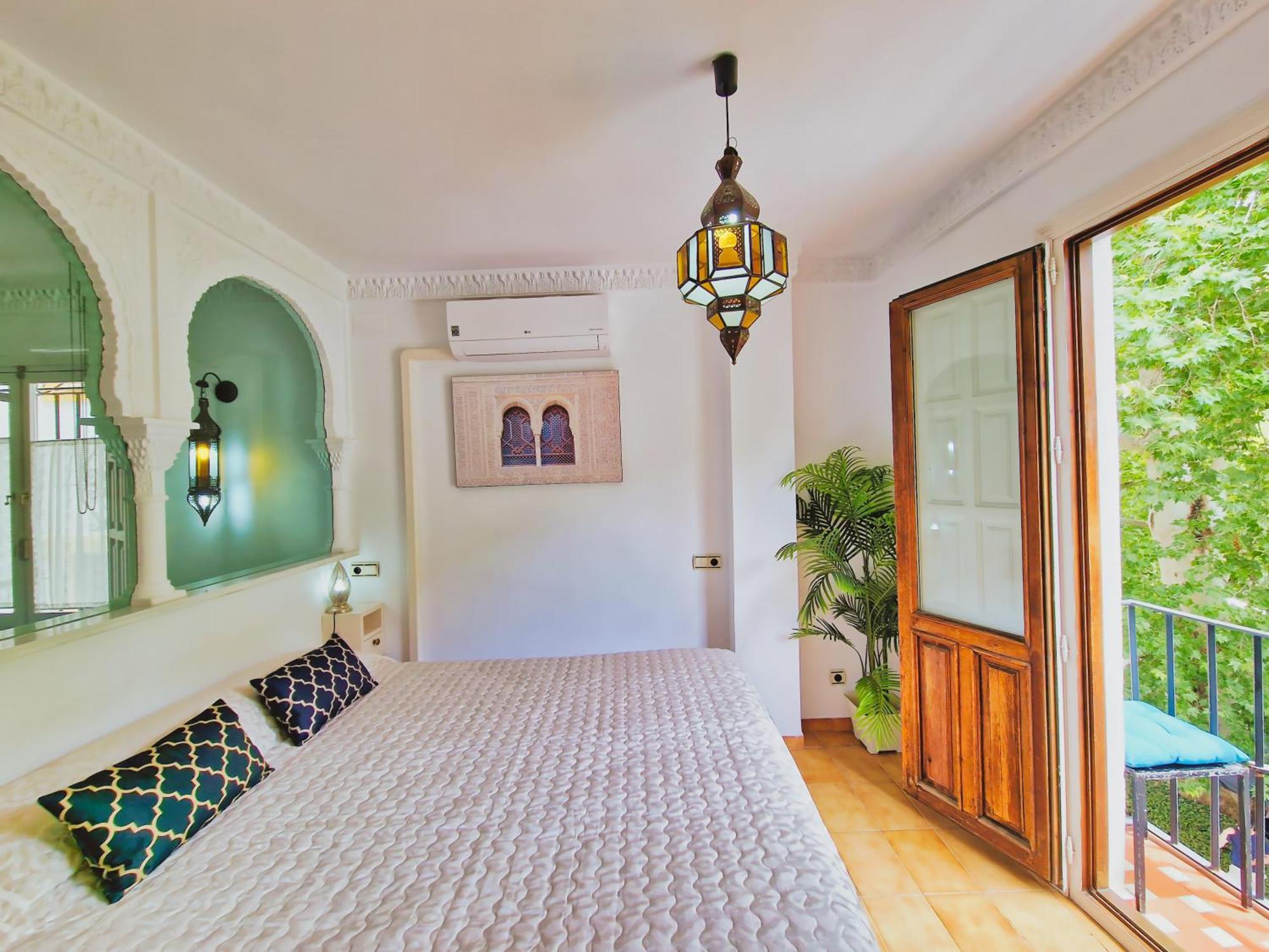The Nasrid Palace From Your Bed ! Granada Bagian luar foto