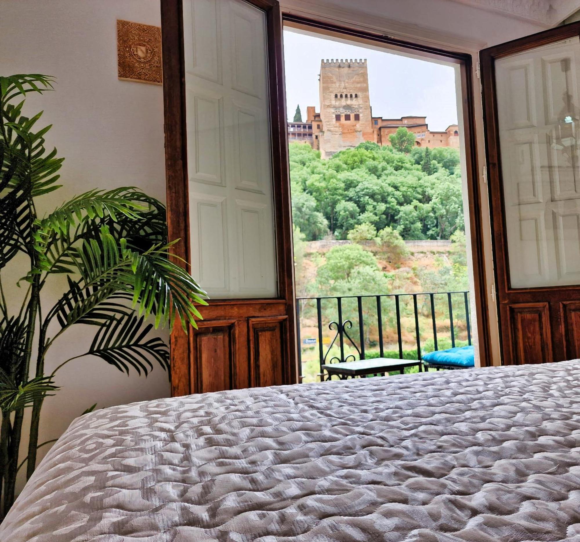 The Nasrid Palace From Your Bed ! Granada Bagian luar foto