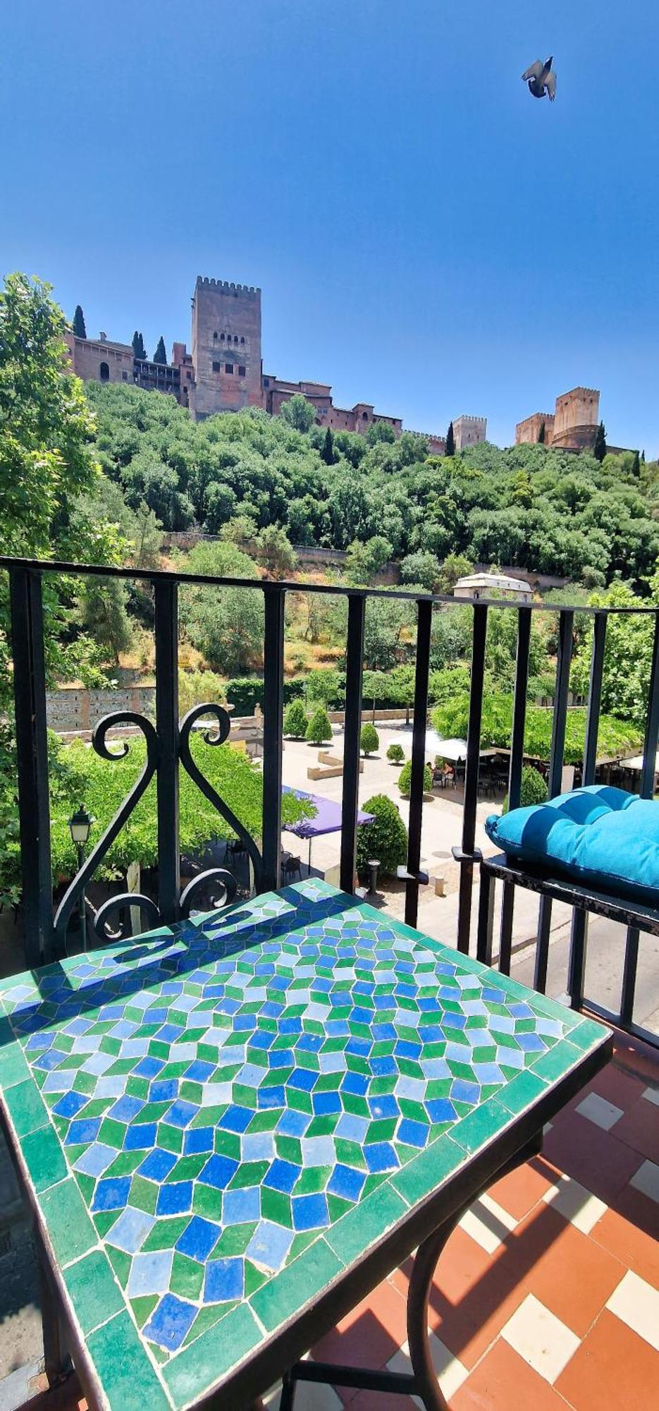 The Nasrid Palace From Your Bed ! Granada Bagian luar foto