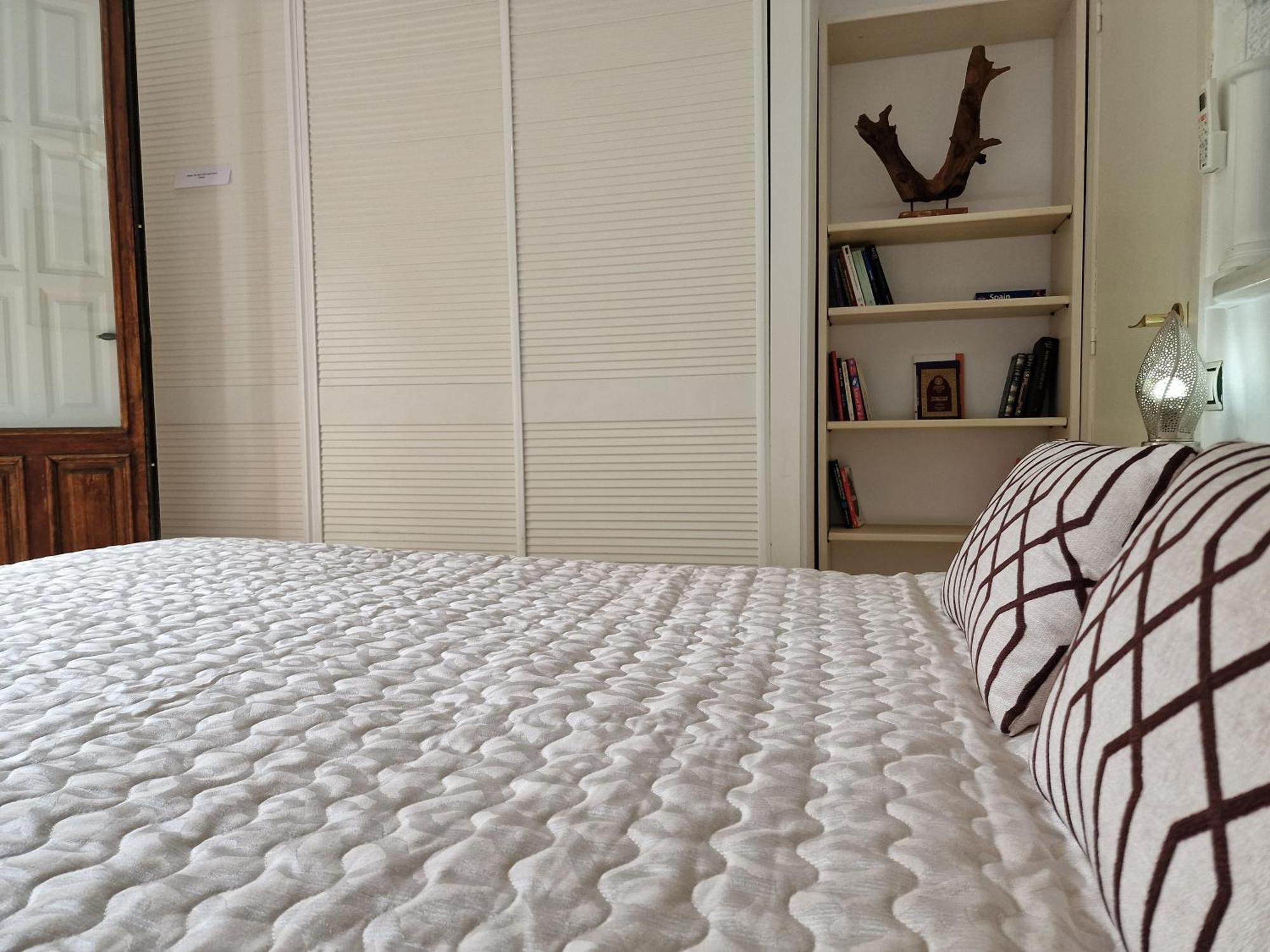 The Nasrid Palace From Your Bed ! Granada Bagian luar foto