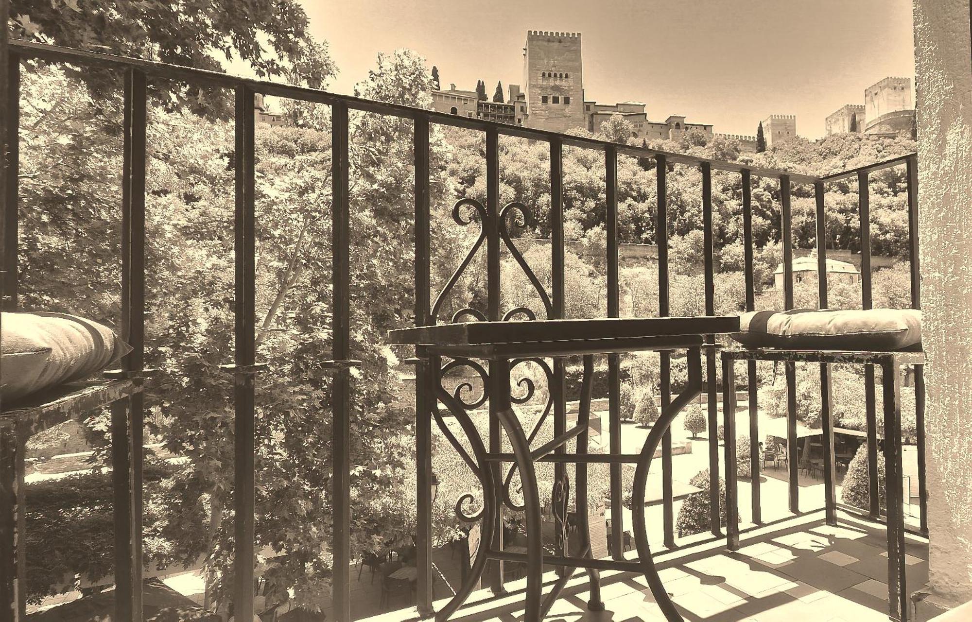 The Nasrid Palace From Your Bed ! Granada Bagian luar foto